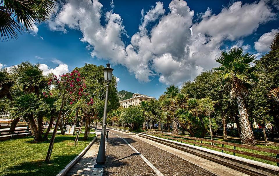 Oasi Al Centro Con Parcheggio Bed & Breakfast Salerno Bagian luar foto