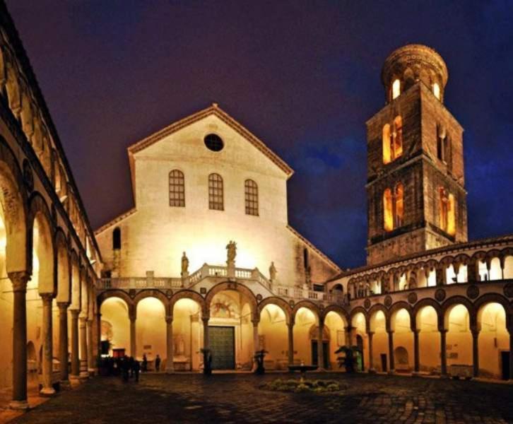 Oasi Al Centro Con Parcheggio Bed & Breakfast Salerno Bagian luar foto