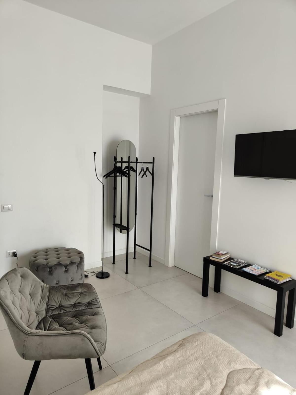 Oasi Al Centro Con Parcheggio Bed & Breakfast Salerno Bagian luar foto